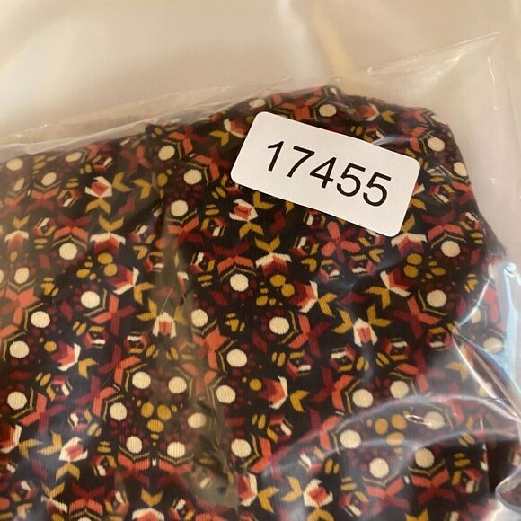 5/$45 LulaRoe T-Shirt Women S Small Black Geometric Round Neck Short Sleeve - Picture 8 of 8